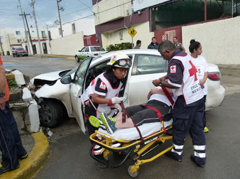 Herida tras esquivar a un joven que cruzaba la calle