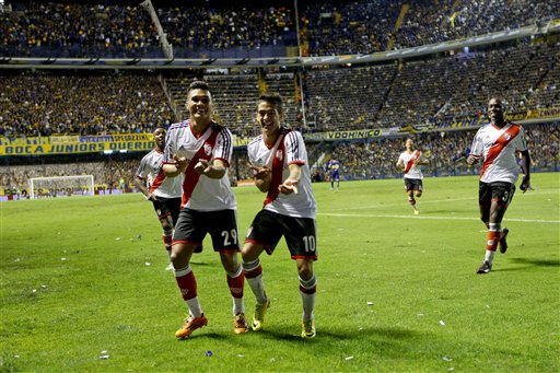 Lanzini y Teófilo celebrando 