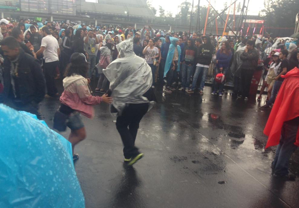 Pese a la lluvia los asistentes se pusieron a bailar. 