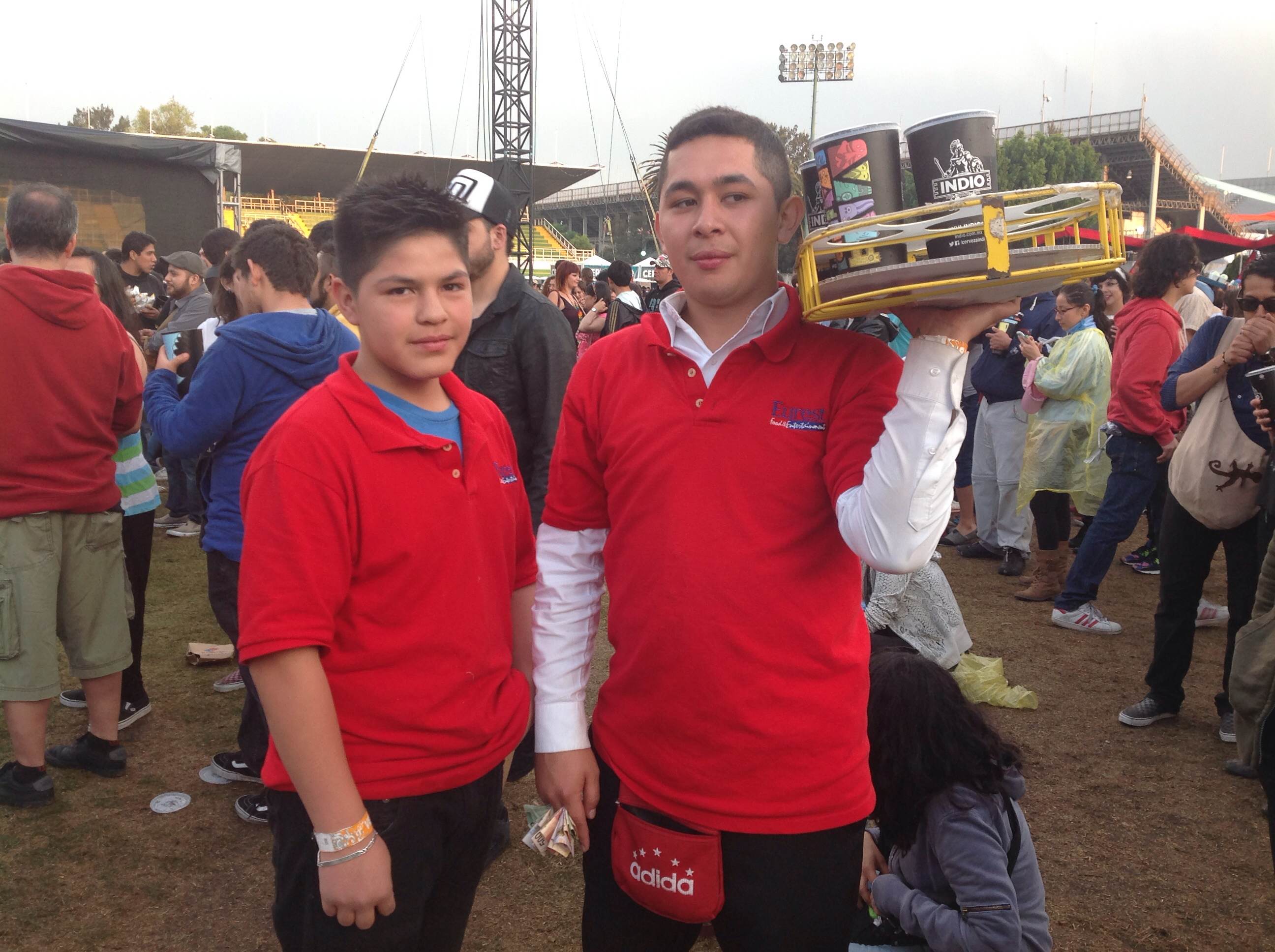 Randy (derecha) de 19 años y su amigo Marco, venden unas 300 cervezas al día.