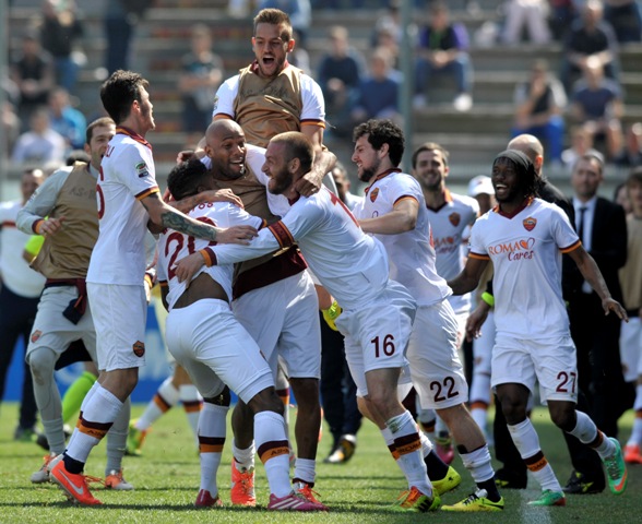 Roma festejando el gol