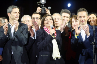 La socialista Anne Hidalgo celebra su triunfo en los comicios a la alcaldía de París ante el ayuntamiento de la capital francesa 