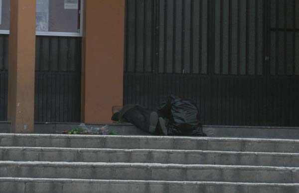 Vagabundos afuera de iglesias.