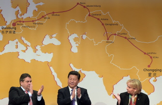  Xi Jinping (c), junto al vicecanciller alemán Sigmar Gabriel (i) and State Premier of North-Rhine Westphalia Hannelore Kraft in front of a map indica