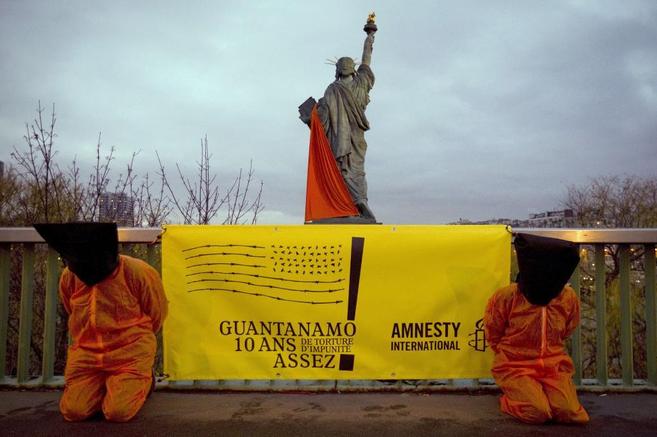 Activistas de Amnistía Internacional protestan en París contra las torturas en Guantánamo