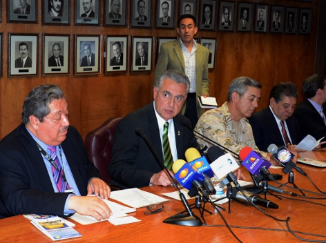 Enrique Serrano Escobar, alcalde de Ciudad Juárez, y el delegado del Instituto Nacional de Migración, Wilfrido Campbell Saavedra.