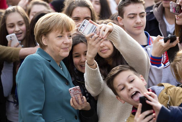 Estudiantes del instituto Europeo Robert-Jungk se retrataron con su teléfono celular junto a la canciller alemana, Angela Merkel.