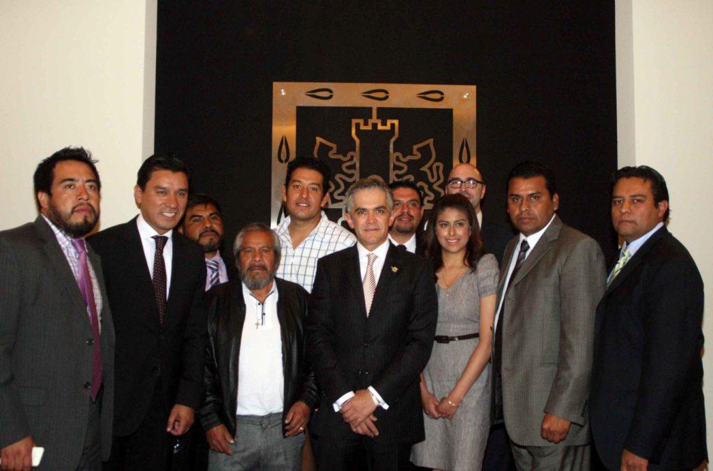 El jefe de Gobierno del DF, Miguel Ángel Mancera, con integrantes del Comité Organizador de Semana Santa en Iztapalapa