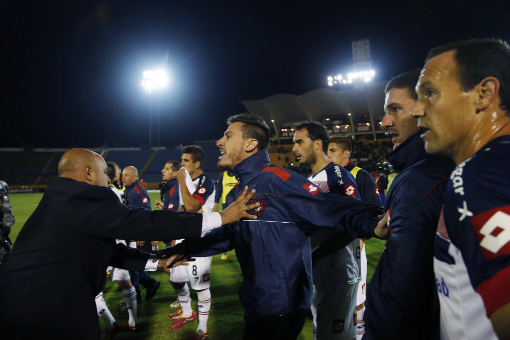 Jugadores de San Lorenzo encarando al árbitro 