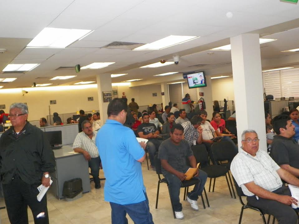 Las oficinas del SAT se saturaron ante el cumplimiento del requisito 