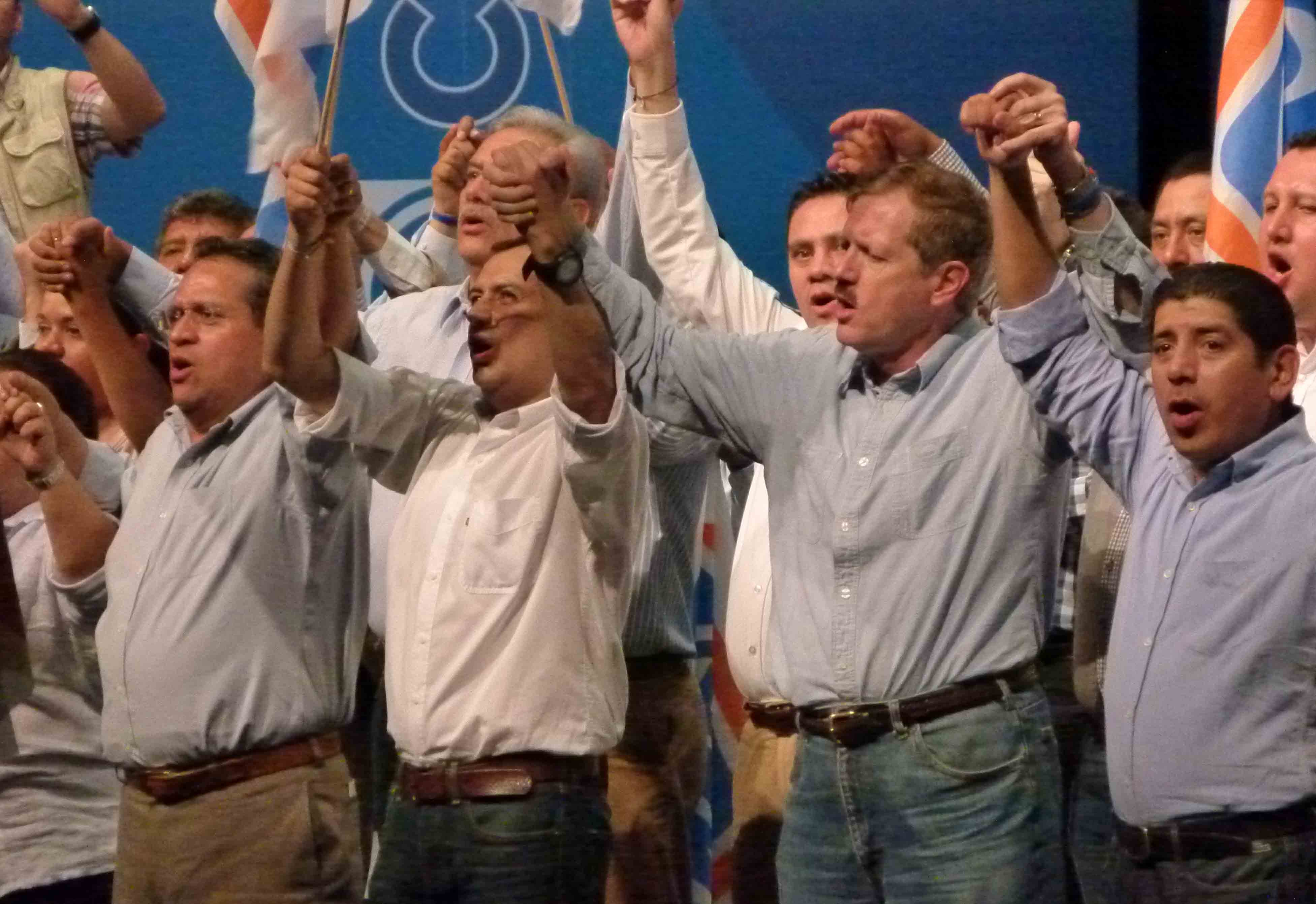 Oliva, Cordero y Romero Hicks entonan el himno panista. 