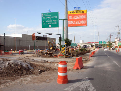 Se han presentado varias complicaciones en el cruce vial que han retrasado las obras.
