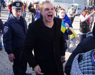 Ucranianos reaccionan al chocar activistas prorusos con sus rivales proeuropeos del Maidan en Odessa