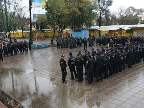Elementos de la Secretaría de Seguridad Pública del Distrito Federal desplegaron el operativo "Pasajero seguro" en 10 puntos de la ciudad, principalme