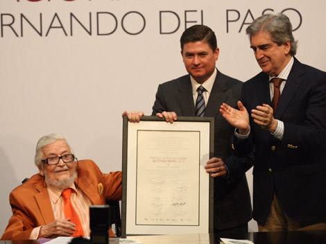 Fernando del Paso fue recibido en el Palacio de Gobierno por el mandatario Rodrigo Medina, donde recibió el reconocimiento.