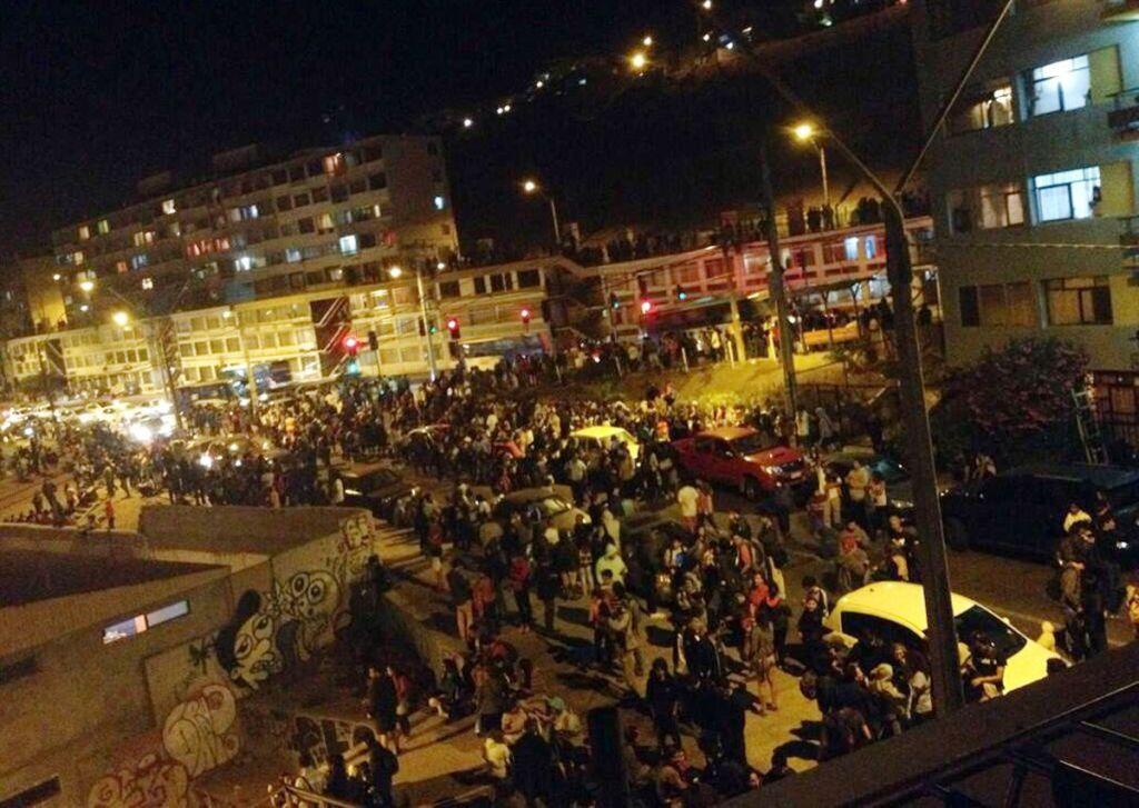 Habitantes de la ciudad de Antofagasta en una de las avenidas tras la evacuación por la alerta de tsunami.