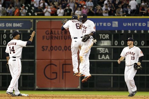 Jonathan Villar y  Dexter Fowler celebrando 