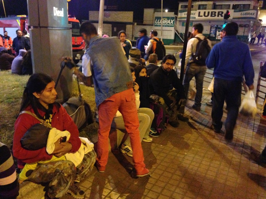 Lugareños de la ciudad chilena de Antofagasta se concentran en una de las calles tras la alerta de tsunami.
