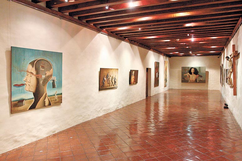Algunas obras expuestas dialogan con piezas de los siglos XVII y XVIII.