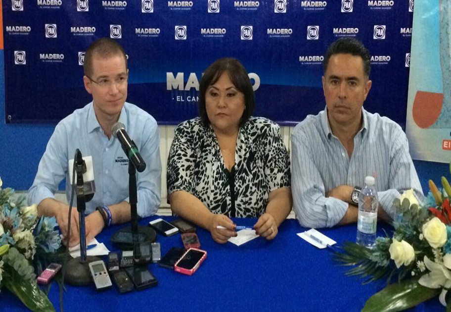 El panista fue acompañado por los legisladores federales Guillermo Anaya y Silvia Garza.