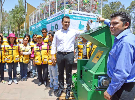 El presidente municipal dijo que con este programa esperan evitar que la gente tire el plástico en las calles. 