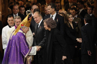 La reina Sofía (c), acompañada del rey Juan Carlos, saluda al cardenal Rouco (i) al abandonar la catedral de la Almudena el pasado lunes