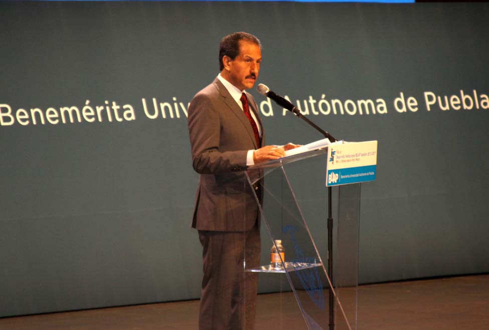 Alfonso Esparza, rector de la UAP, presentó su Plan de Desarrolllo Institucional.