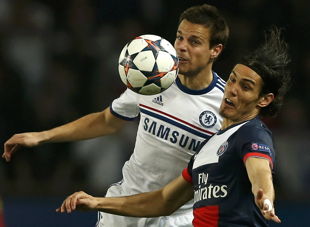 Champions: Edinson Cavani y Cesar Azpilicueta disputando un balón 