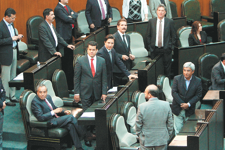 Según el coordinador Édgar Romo (al centro, corbata roja) hay un hartazgo de que el Congreso se politice y partidicen todos los temas.