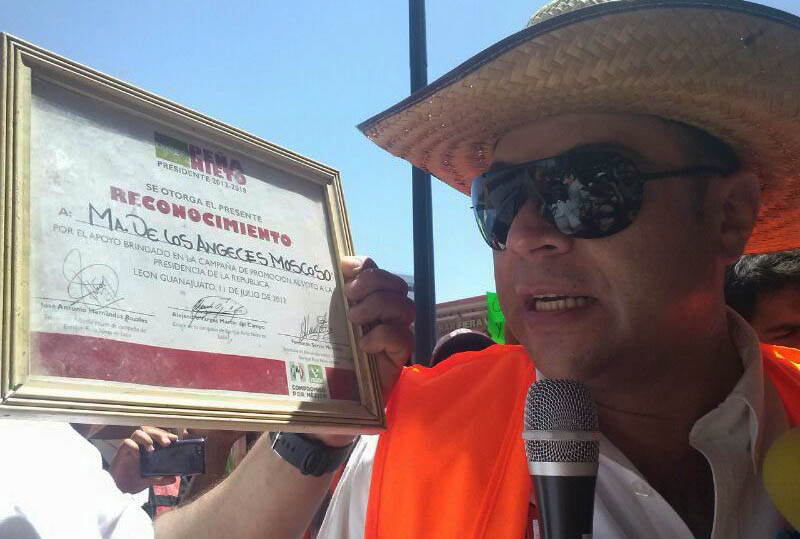 El diputado Guillermo Romo encabezó la manifestación de los recolectores.