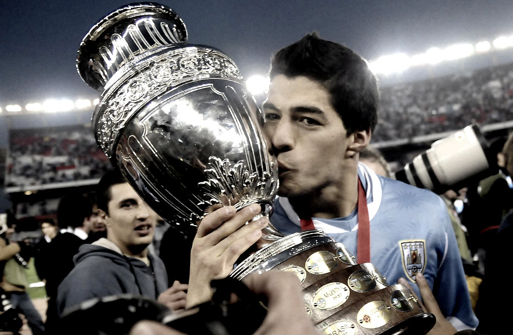 Luis Suárez, con la Copa de la edición 2011 en Argentina 