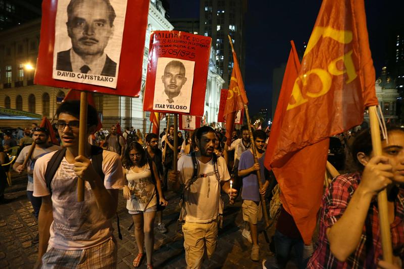 Manifestantes protestan contra militares en el aniversario 50 del golpe militar al presidente João Goulart en Río de Janeiro