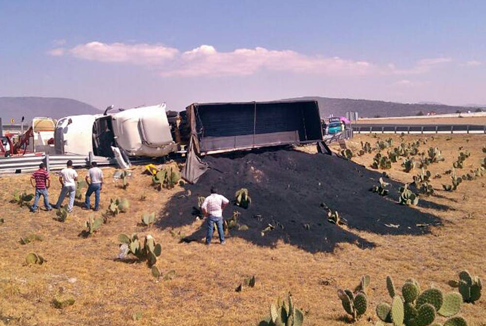 Ayer, un tractocamión de doble góndola con asfalto volcó en el acceso de la caseta Arco Norte. 