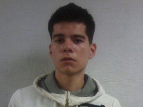 Alexis Armenta Santos, de 19 años de edad, golpeó a su bebé de tres meses, causándole lesiones que ponen en peligro su vida.