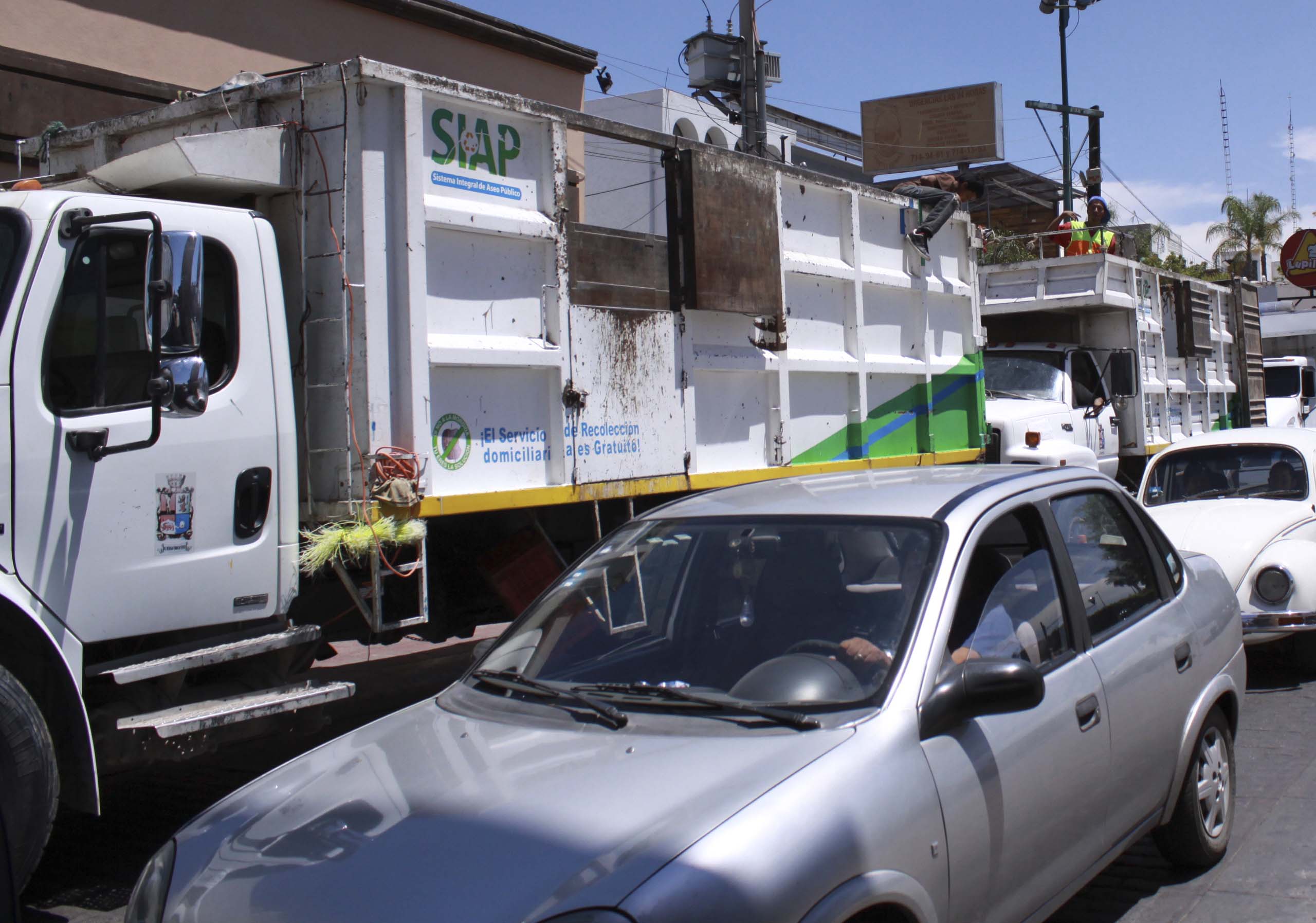 Los camiones de basura de los concesionarios ahora causan problemas viales.