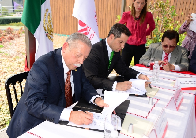 El director general del Infonavit, Alejandro Murat Hinojosa, y el gobernador Egidio Torre Cantú,