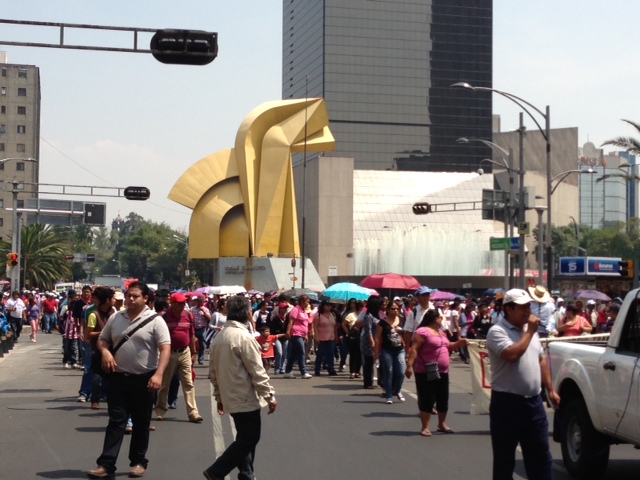 Los integrantes de la CNTE marcharon del Monumento a la Revolución a Segob, afectando la vialidad en Insurgentes y Reforma.