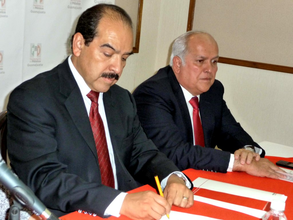José Encarnación Alfaro invitó a los militantes a denunciar actos de coacción.