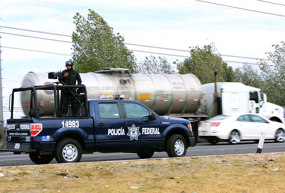 Policías federales rodearon la autopista para detener a los delincuentes.