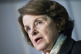 La senadora Dianne Feinstein, presidenta del Comité de Inteligencia del Senado estadunidense, ante la prensa 