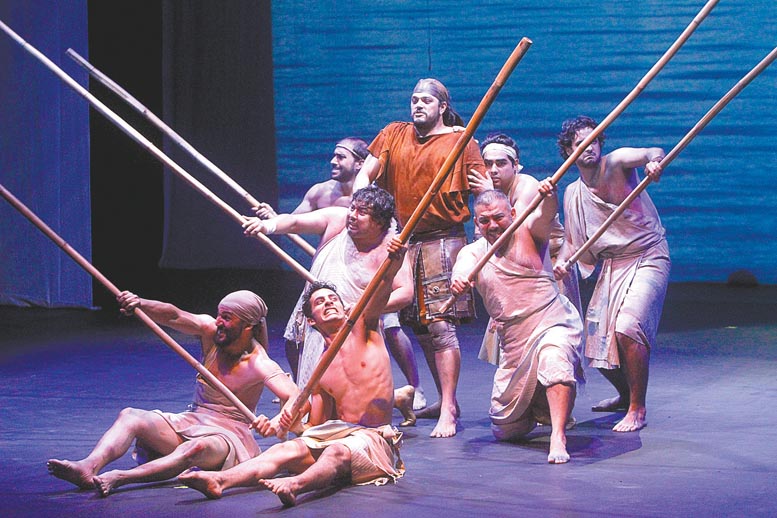 Cuarenta actores dan vida a la puesta en escena.