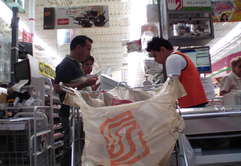 La empresa analiza la compra de activos de Comercial Mexicana.