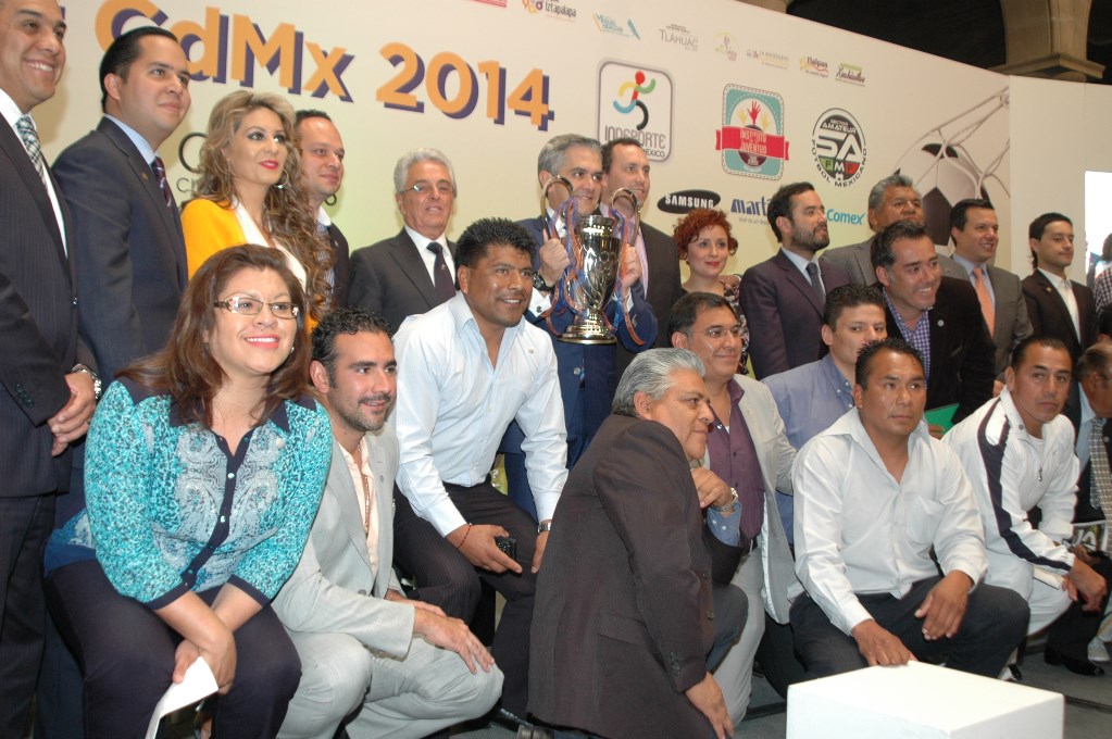 El jefe de Gobierno del DF, Miguel Ángel Mancera, monstró el trofeo que será entregado a los ganadores