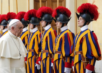 El papa Francisco, junto a la Guardia Suiza tras recibir a la reina de Inglaterra