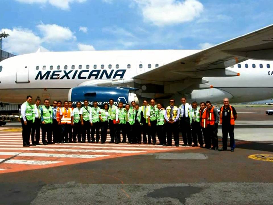 Personal de tierra que participó en el despegue del último vuelo de Mexicana de Aviación.