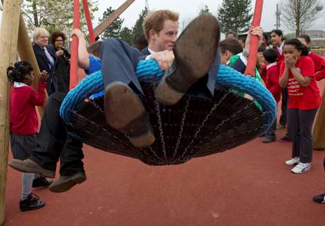 El príncipe Harry feliz en los columpios del "Parque Olímpico Reina Isabel" 