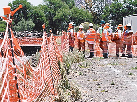 Se reúnen trabajadores de la obra.