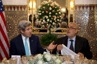 El secretario de Estado de EU, John Kerry (i), durante su comida con el primer ministro de Marruecos, Abdelilah Benkirane (d), en Rabat