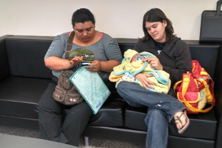 Arath, el hijo de Gizela Almazán y Krystal Pacheco, es el primero en ser registrado en NL por dos madres.