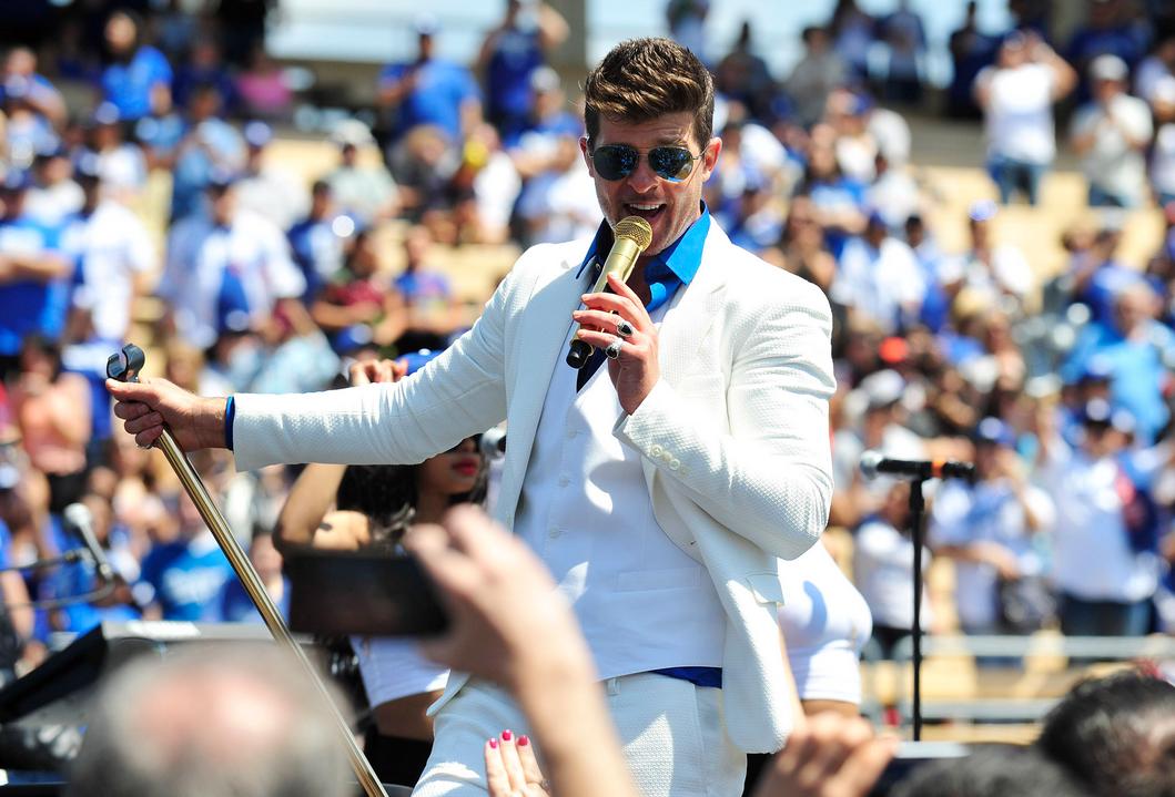 El músico puso a bailar al estadio de Los Dodgers.